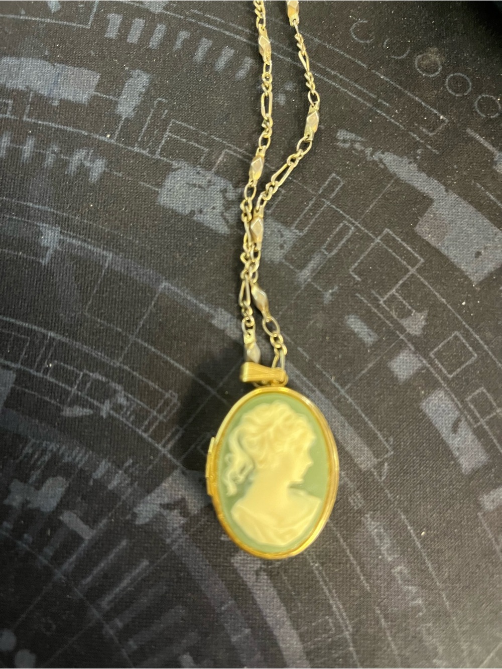 Vintage-Inspired Green Cameo Locket Necklace - Unbranded